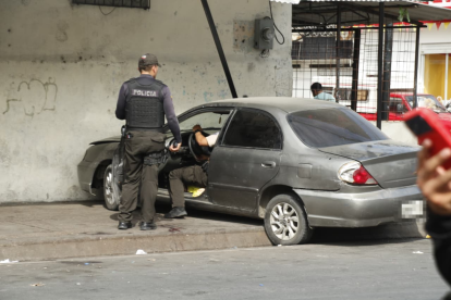 El vehículo en el que iba la víctima recibió varios impactos y fue retenido por los agentes.