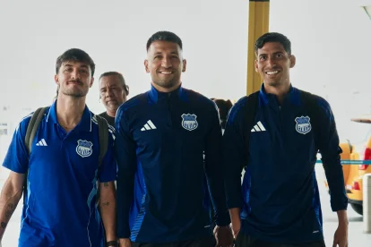 Luca Klimovich, Aníbal Leguizamón y José Cevallos jugadores de Emelec en Quito.