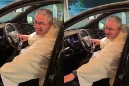 El sacerdote aparece subido al auto premiado tras el sorteo.