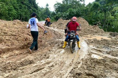 Deslaves y deterioro de la red vial evidencian el abandono del mantenimiento en las carreteras del Ecuador, afectando la conectividad nacional cada invierno.