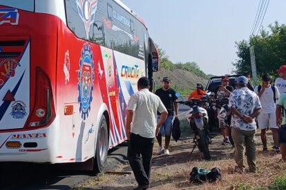 Dos hombres fueron aprehendidos en la vía Manta - Rocafuerte, luego de un hecho delictivo contra pasajeros de un bus