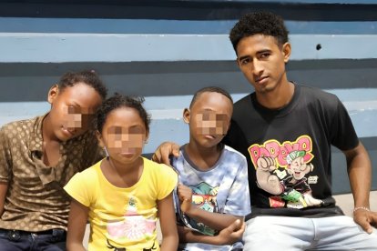 Justin, el mayor, procura proveer lo elemental a sus tres hermanos menores.