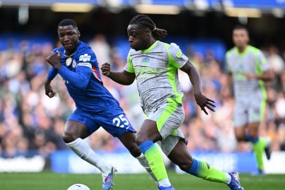 Moisés Caicedo (i), de Chelsea, en la marca a un atacante de Manchester City.
