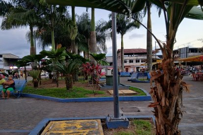Parque central de La Unión, en Quinindé, donde la madrugada del domingo se registró el asesinato de un joven al estilo sicariato.