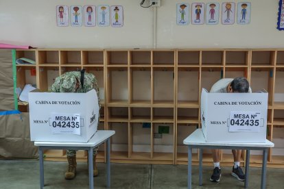 Personas votan este domingo, en Lima (Perú).