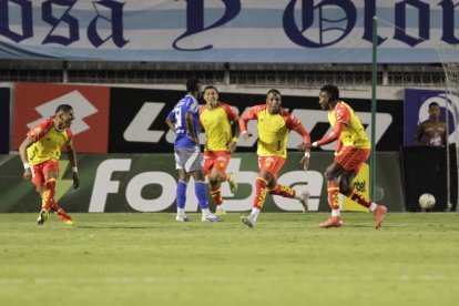 Los jugadores de Aucas celebran uno de los dos tantos con los que vencieron a Emelec por la octava fecha de la LigaPro