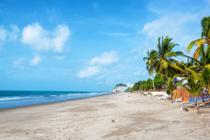 Feriados de mayo de 2026: oportunidades para visitar las playas de Ecuador, como la de Same.
