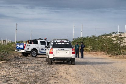 Los cuerpos fueron hallados junto a panfletos amenazantes, según informó la Policía