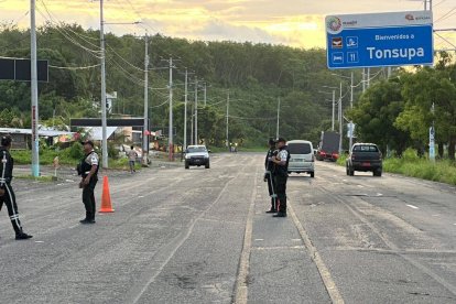 Operativo policial en el ingreso a Tonsupa, donde agentes controlan el tránsito tras el ataque armado que dejó una mujer fallecida y tres heridos.
