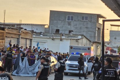 Varias de las víctimas quedaron en la acera y en la calle, del sitio donde habían llegado.