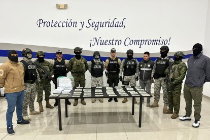 Las autoridades investigan quién envío el dinero falso.