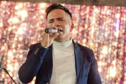 Julio Capaje, conocido como Jota Cajape, es cantante profesional. Se inició a los 14 años en el mundo de la música, que le viene por herencia de su abuelo