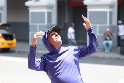 Guayaquileños están sofocados por los altos niveles de calor en la urbe.