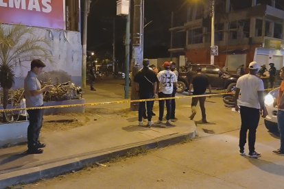 Escena del crimen frente a la Unidad Educativa María Auxiliadora, donde un motociclista fue asesinado y un sicario abatido por la Policía.