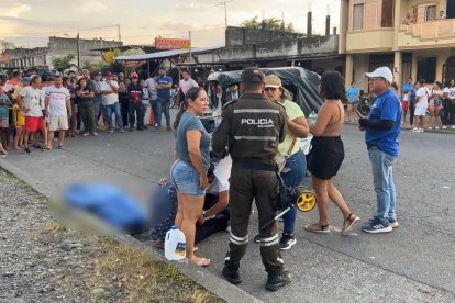 Agentes de la Policía Nacional acordonan la vía en La Unión de Quinindé, donde el mototaxista Édgar Aroca, conocido como “Polaco”, perdió la vida tras impactar contra una camioneta.