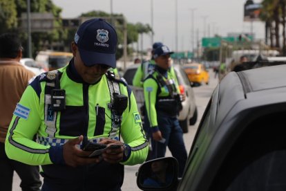 Agentes de tránsito son investigados tras presunta toma indebida de productos en un siniestro vial en Guayaquil.