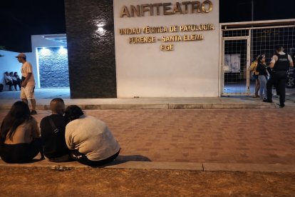 Los familiares de las víctimas de la masacre en La Libertad esperaron por los cuerpos hasta la noche del lunes.