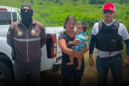 La niña de un año fue encontrada en un inmueble rústico junto a la mujer que la cuidaba.