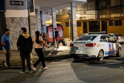 Escena del crimen en la barbería donde el joven fue atacado a tiros la noche del lunes.