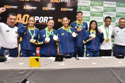 Los marchistas junto a sus entrenadores mostraron las medallas logradas en Brasil.