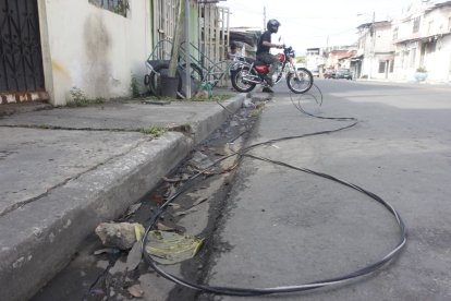 Vecinos del sur de Guayaquil pasaron la noche sin energía eléctrica tras la caída de un cable.