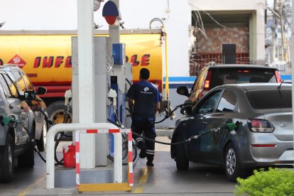 Conductores cargan combustible en Guayaquil en medio del nuevo ajuste de precios registrado en este mes.