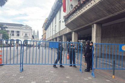 El sitio permanece cercado por Policías.
