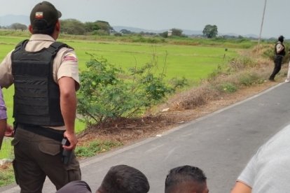 El cuerpo estaba en una zona desolada y lo dejaron con un pedazo de cartón en el que habían escrito un mensaje.