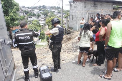 Moradores salieron de sus casas para ver si reconocían al fallecido.