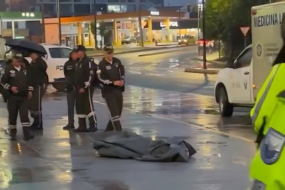 El cuerpo fue hallado junto a la Plaza Argentina, en plena avenida 6 de Diciembre.