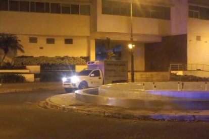 El cadáver del presunto cabecilla criminal quedó tendido a los pies del edificio