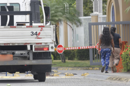 Violento ataque armado en la vía La Aurora, en Daule, dejó un fallecido y un herido dentro de un vehículo.
