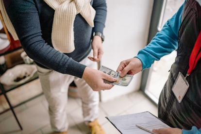 Miles de trabajadores en Ecuador esperan el pago de utilidades 2026, mientras crecen las denuncias ante el Ministerio de Trabajo por incumplimientos de empresas