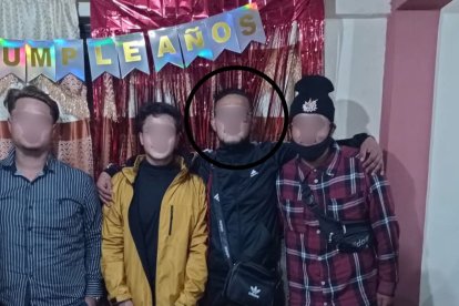 El cumpleañero (imagen dentro del círculo) recibió una puñalada en el abdomen.