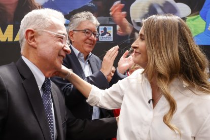 Álvaro Uribe Vélez (i) y Paloma Valencia, candidata presidencial por el partido uribista Centro Democrático.