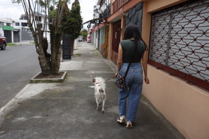 Andrea fue víctima de robo. A ella la atacaron dos sujetos en moto cuando salió a pasear con su perrita.