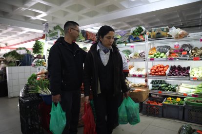 Los compradores racionan y disminuyen la cantidad de cosas que llevan.