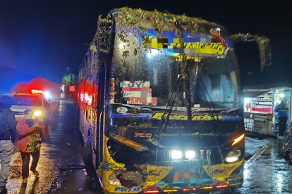 Un bus de la cooperativa San Francisco resultó afectado antes del peaje de Santo Domingo.