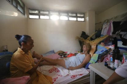 Daysi ayuda a su hija con los ejercicios recomendados mientras Viviana expresa el dolor que aún le provoca moverse.