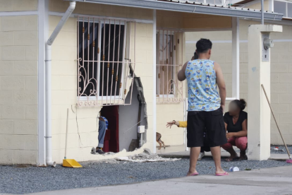 Vehículo impactado contra una vivienda en Socio Vivienda 4, tras un ataque armado que dejó dos personas fallecidas en Guayaquil.