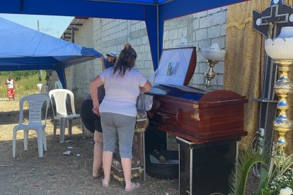 Autoridades investigan el caso ocurrido en la cooperativa La Carolina, en Monte Sinaí, donde un joven de 20 años perdió la vida tras un violento incidente familiar.