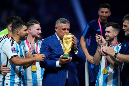Claudio 'Chiqui' Tapia con el trofeo del Mundial 2022 que ganó la Albiceleste.