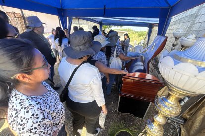 Los restos de Ariel, de 20 años, son velados en la calle. Sus restos serán sepultados hoy.
