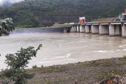 La hidroeléctrica s eubica entre dos provincias Napo y Sucumbíos.
