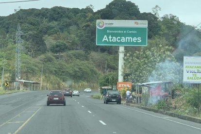 Ingreso al cantón Atacames, escenario marcado por la conmoción tras el hallazgo del cuerpo de Janer Alexander Castillo Chila en la vía hacia Sálima.
