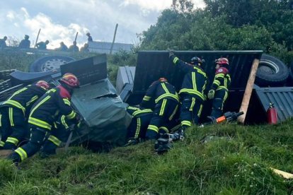 Los bomberos ayudaron a extraer los cuerpos que quedaron debajo de la carrocería.