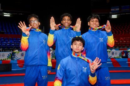 Dominick Godoy (c) con el oro en all around y junto a los tres compañeros con los que logró bronce en la división por equipos.