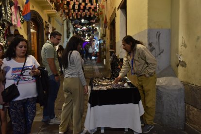 La venta de artesanías y comida, ocupa gran parte de las actividades de los locales.
