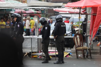 Agentes de la Policía Nacional acordonan la escena del crimen en el sector del Camal.