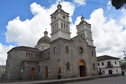Frente al parque central de la parroquia, el templo paseño se impone por su estilo arquitectónico.
